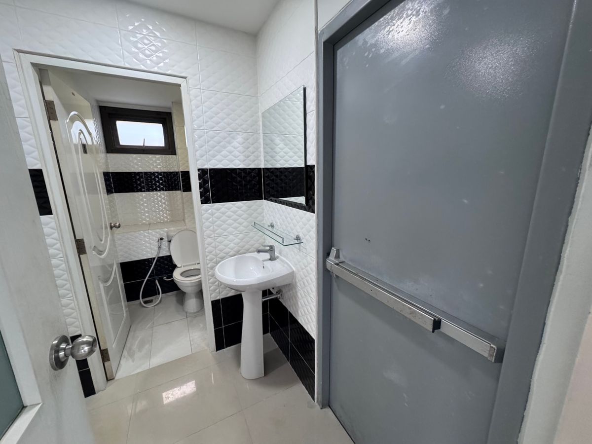 For RentOfficeSathorn, Narathiwat : The new office is available for rent 42,000 baht per floor.