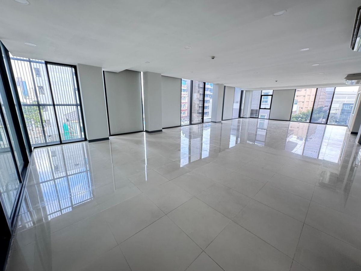 For RentOfficeSathorn, Narathiwat : The new office is available for rent 42,000 baht per floor.