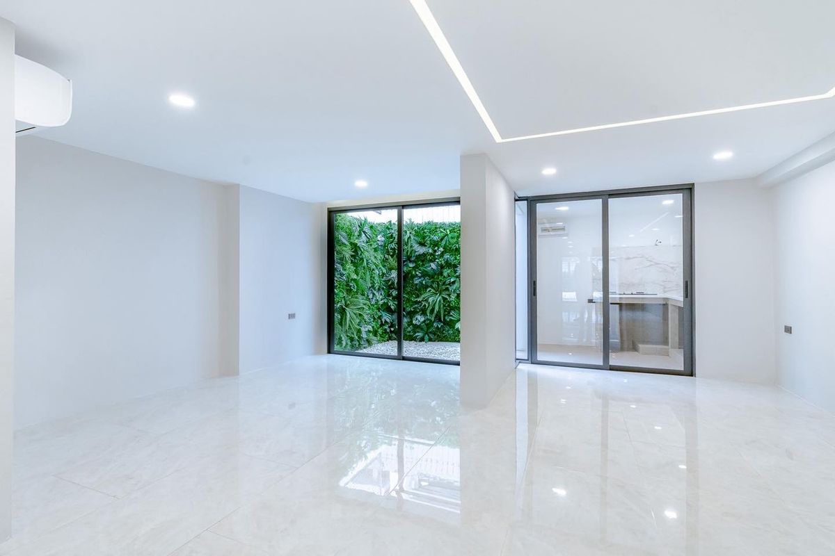 For SaleTownhomeSukhumvit, Asoke, Thonglor : Townhome Ekkamai 22 | 33 Sq. | 3 bedrooms, 4 bathrooms, 2 parking | New renovated with 16.9 million baht