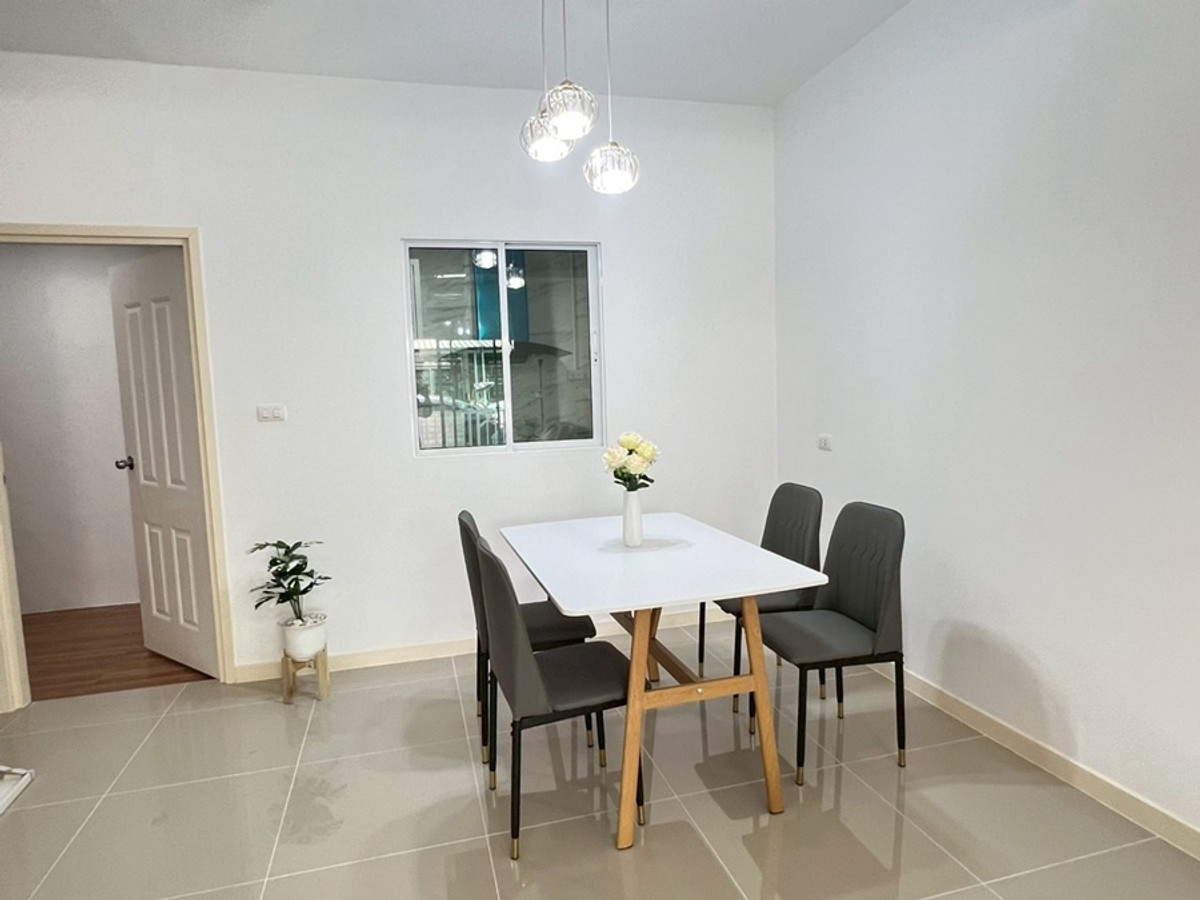 ขายทาวน์โฮมลาดกระบัง สุวรรณภูมิ : ขายทาวน์เฮ้าส์ 2 ชั้น หมู่บ้านไลโอ บลิสซ์ ลาดกระบัง เนื้อที่ 17.6 ตร.วา มี 3 ห้องนอน  2 ห้องน้ำ ราคา 1,990,000 บาท สนใจติดต่อ 085-550-1599 