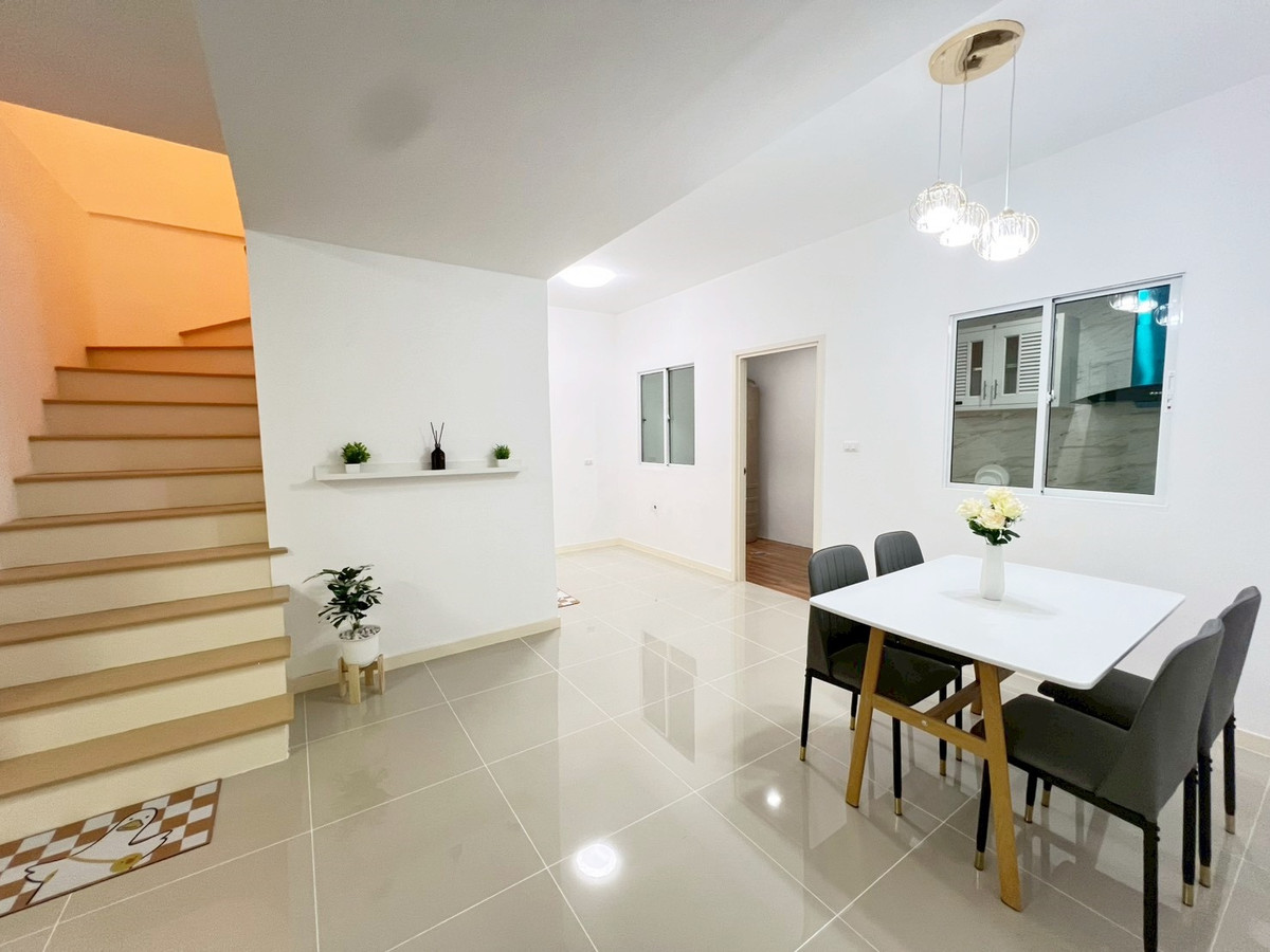 ขายทาวน์โฮมลาดกระบัง สุวรรณภูมิ : ขายทาวน์เฮ้าส์ 2 ชั้น หมู่บ้านไลโอ บลิสซ์ ลาดกระบัง เนื้อที่ 17.6 ตร.วา มี 3 ห้องนอน  2 ห้องน้ำ ราคา 1,990,000 บาท สนใจติดต่อ 085-550-1599 