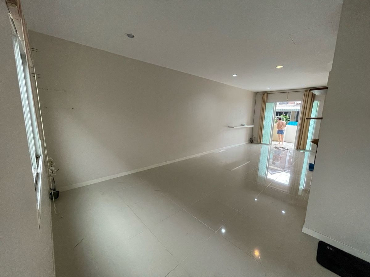 For RentTownhomeLadkrabang, Suwannaphum Airport : Rent a townhome, Ban Phisan, Suvarnabhumi, 2/1 (Bang Chalong) project, near Hua Chiew University, only 10 minutes