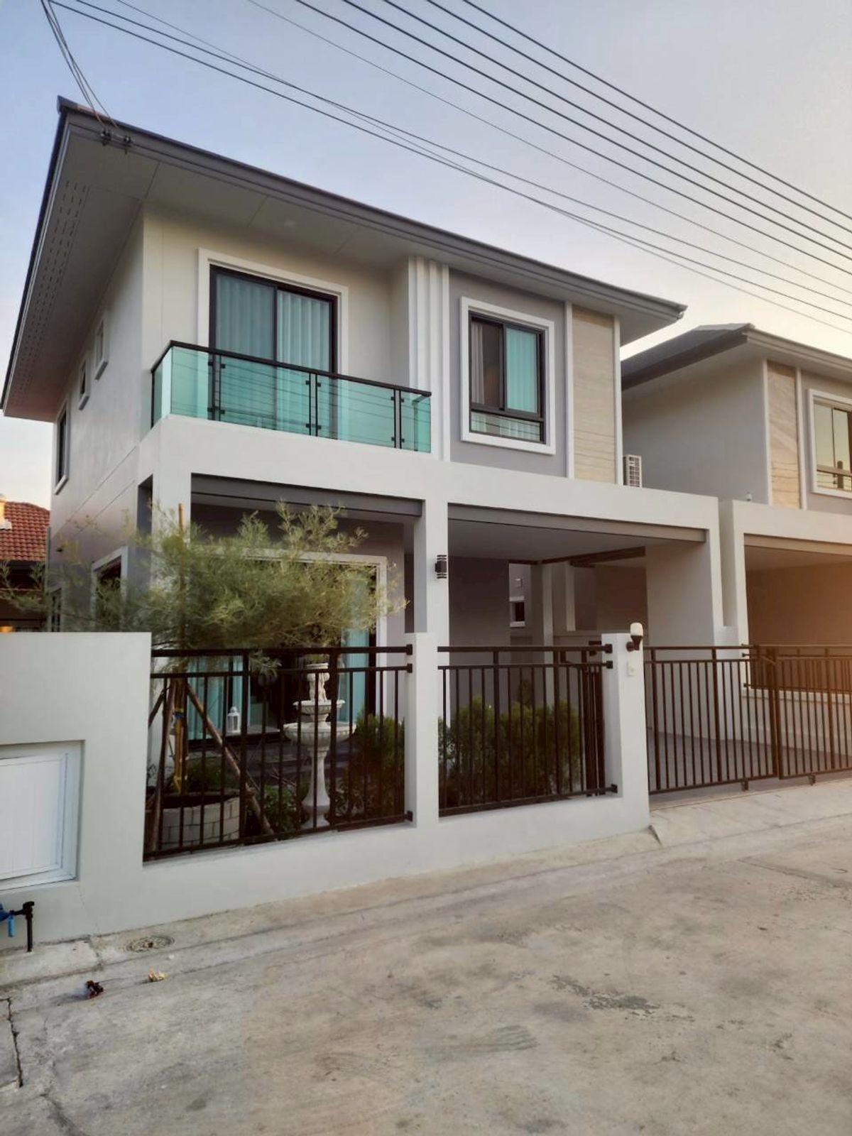 For RentHousePattaya, Bangsaen, Chonburi : For Rent Brand-New Home! 2-storey house in The Grand 9 Village, completed just 6 months ago. Excellent location with very convenient access. Move-in Ready, Next to Motorway
