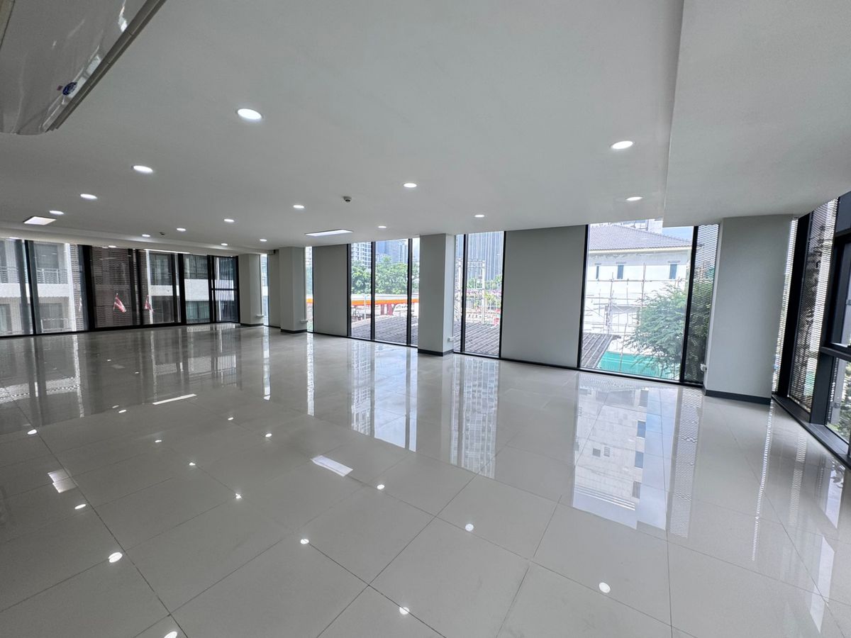 For RentOfficeSathorn, Narathiwat : The new office is available for rent 42,000 baht per floor.