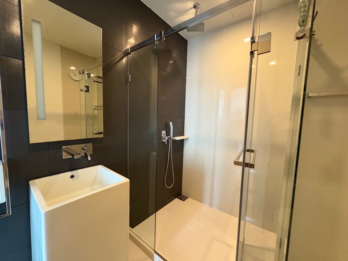 For RentCondoWongwianyai, Charoennakor : 🔥For urgent rent🔥The Room Wongwian Yai, spacious room, fully furnished, ready to move in, convenient transportation, next to BTS Wongwian Yai ❗