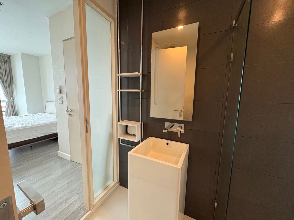 For RentCondoWongwianyai, Charoennakor : 🔥For urgent rent🔥The Room Wongwian Yai, spacious room, fully furnished, ready to move in, convenient transportation, next to BTS Wongwian Yai ❗