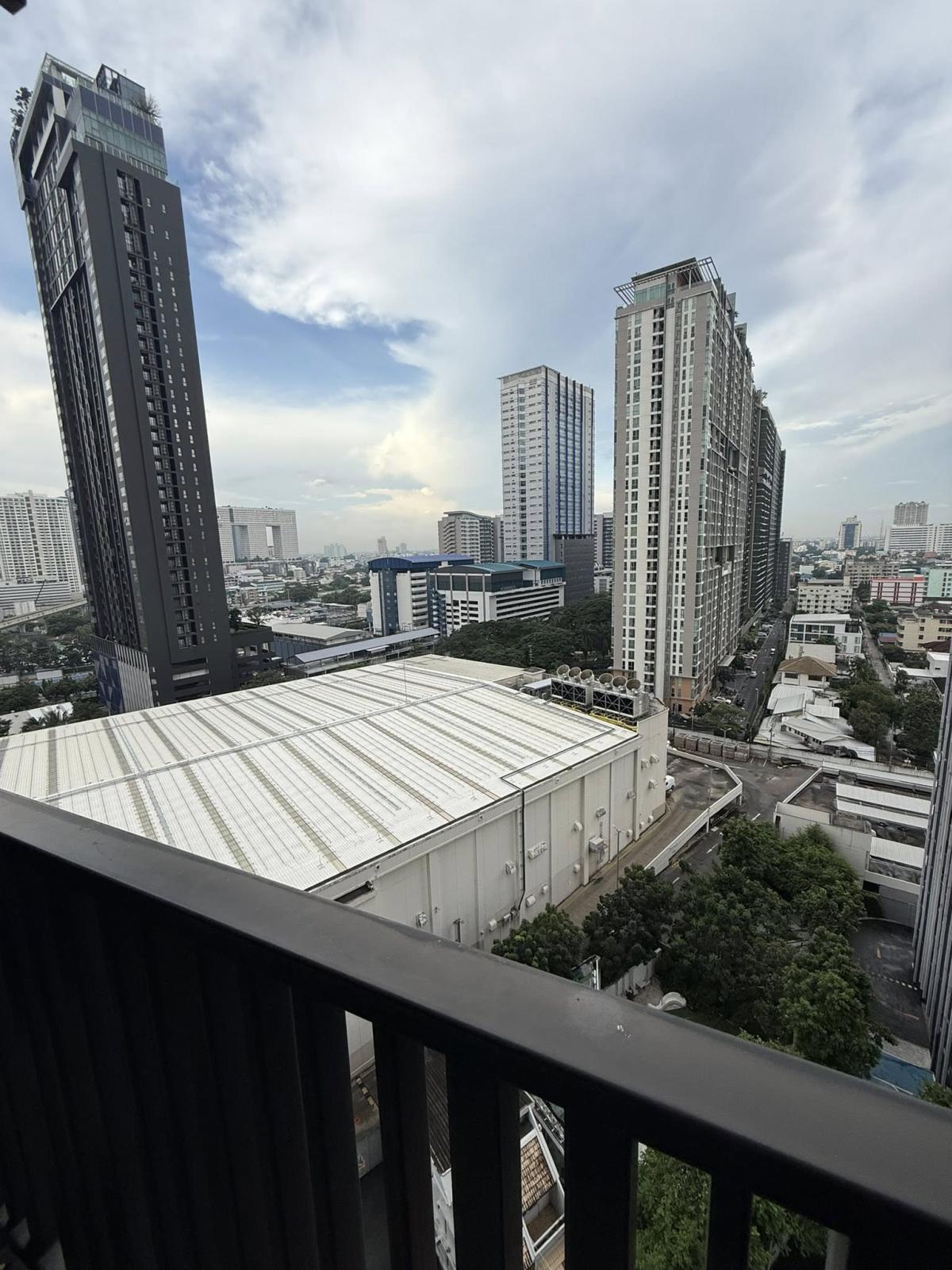 ให้เช่าคอนโดลาดพร้าว เซ็นทรัลลาดพร้าว : เช่าคอนโด Life Ladprao ใจกลางเมือง 1 ห้องนอน 20,000 บาท/ด. ใกล้ BTS/MRT, ห้างดัง และสิ่งอำนวยความสะดวกครบครัน!