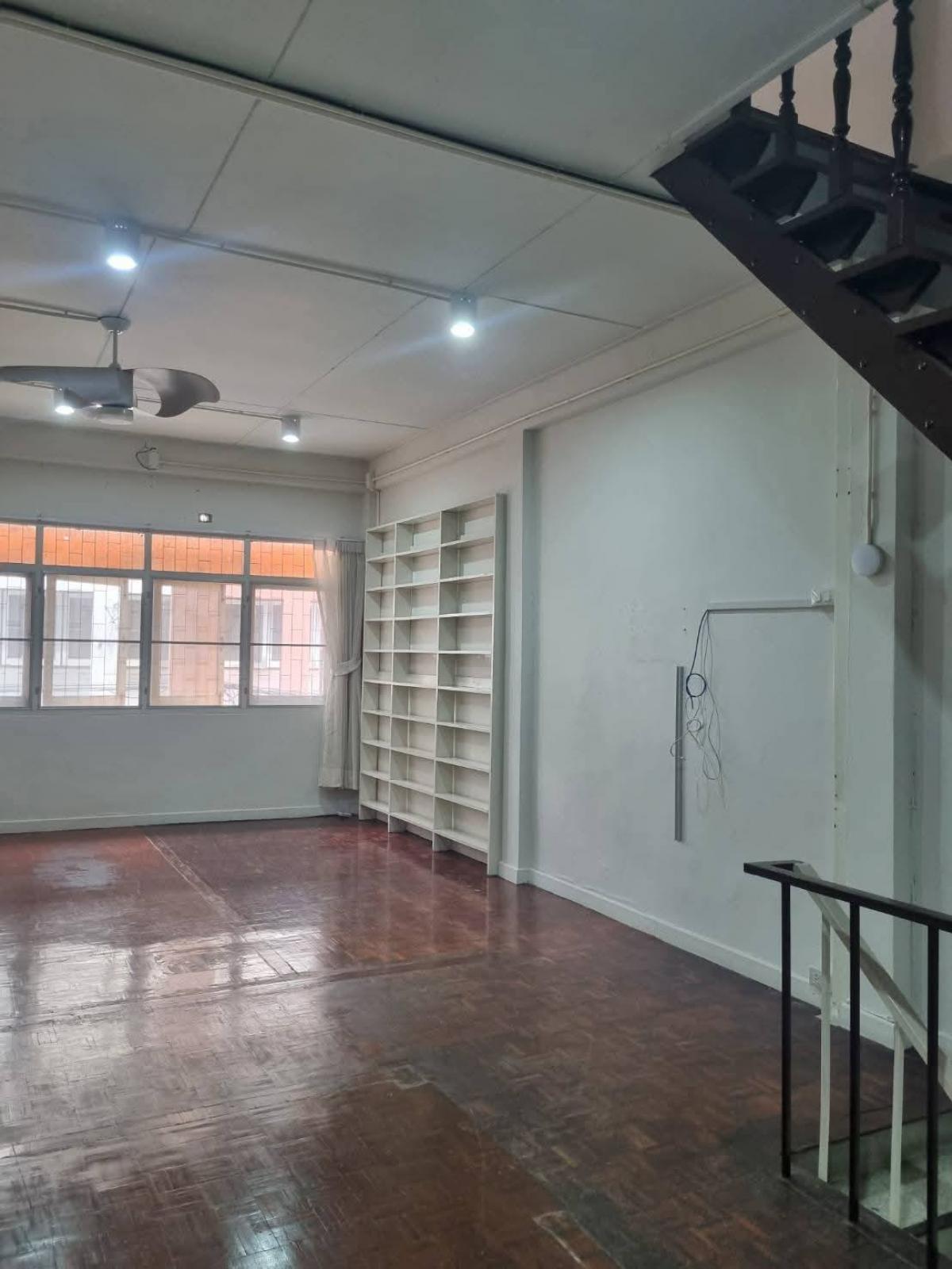 For RentShop HouseOnnut, Udomsuk : Rent a 4-story shophouse near BTS Bang Chak, only 150 m. 4-Story Shophouse for Rent Near BTS Bangchak, Only 150m!Suitable for office-residential use. Quiet in the heart of Sukhumvit 93 Perfect for Office & Living, Quiet Spot in Sukhumvit 93!