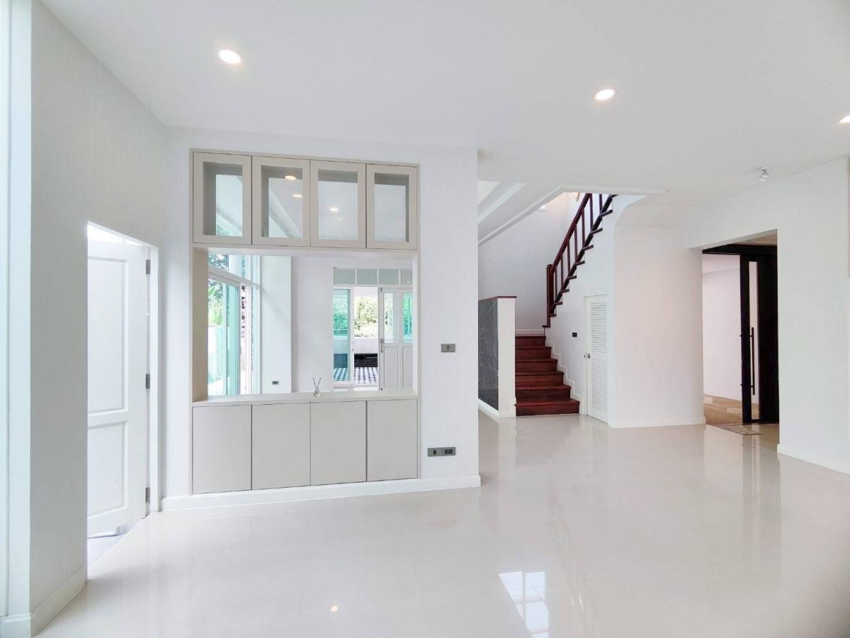 ขายบ้านลาดกระบัง สุวรรณภูมิ : 28/01/2026, บ้านเดี่ยวสุดหรู หมู่บ้านเพอร์เฟคเพลสสุขุมวิท 77-สุวรรณภูมิ หน้าบ้านหันทิศเหนือ วิวสวนและทะเลสาบ ไม่ชนใคร บิ้วอินทั้งหลัง เพิ่งปรับปรุงใหม่ทั้งหมด เข้าอยู่ได้เลย