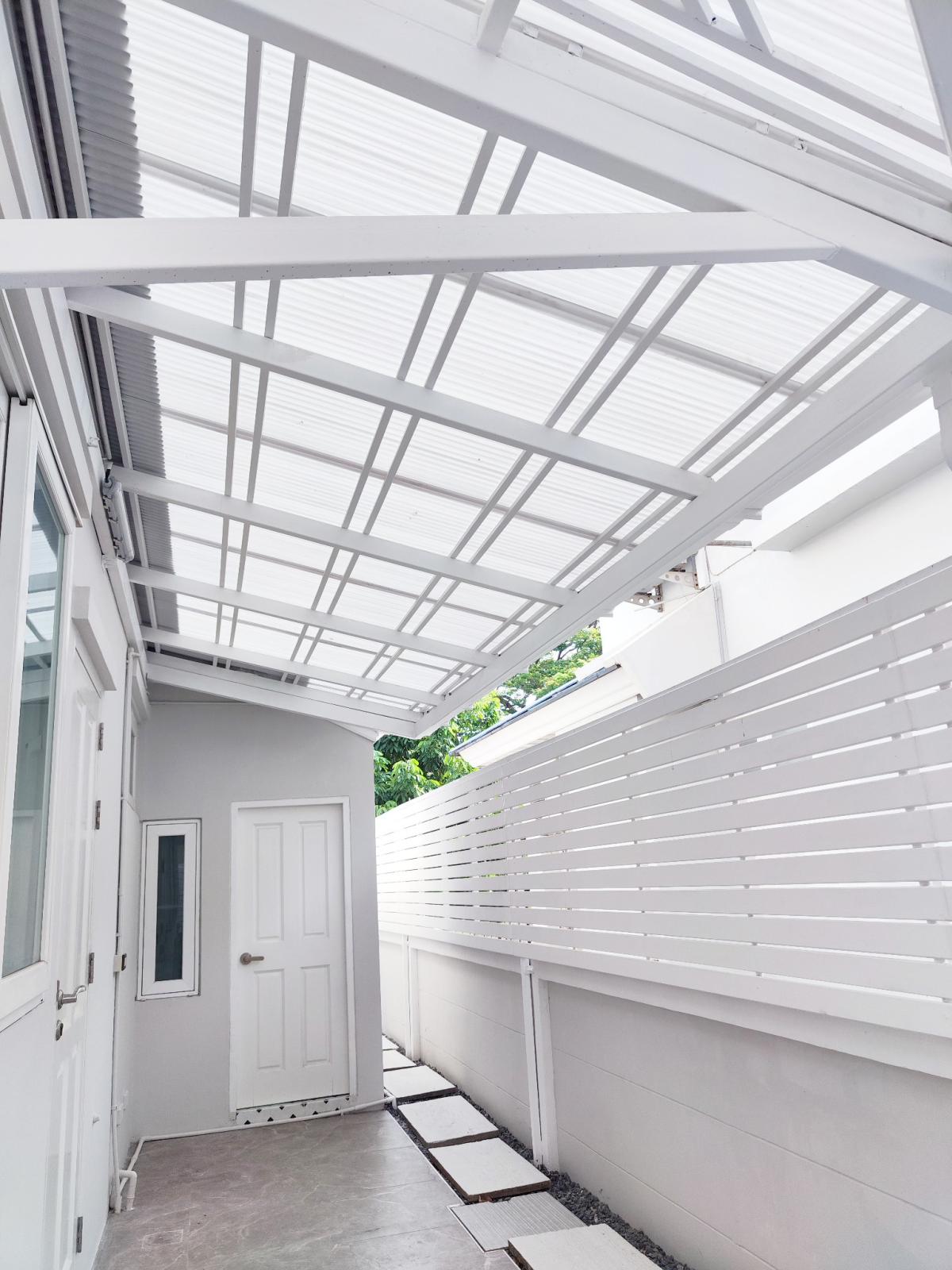 ขายบ้านลาดกระบัง สุวรรณภูมิ : 28/01/2026, บ้านเดี่ยวสุดหรู หมู่บ้านเพอร์เฟคเพลสสุขุมวิท 77-สุวรรณภูมิ หน้าบ้านหันทิศเหนือ วิวสวนและทะเลสาบ ไม่ชนใคร บิ้วอินทั้งหลัง เพิ่งปรับปรุงใหม่ทั้งหมด เข้าอยู่ได้เลย