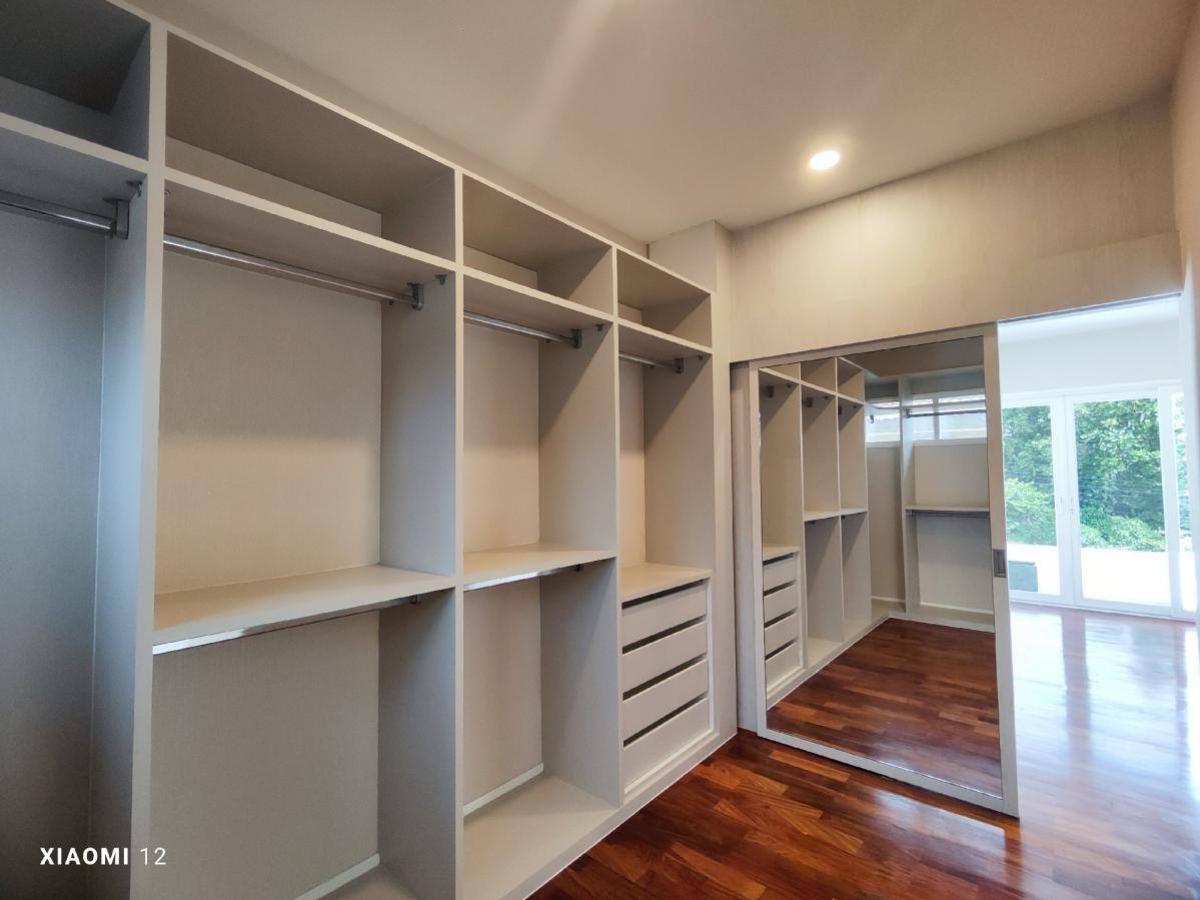 ขายบ้านลาดกระบัง สุวรรณภูมิ : 28/01/2026, บ้านเดี่ยวสุดหรู หมู่บ้านเพอร์เฟคเพลสสุขุมวิท 77-สุวรรณภูมิ หน้าบ้านหันทิศเหนือ วิวสวนและทะเลสาบ ไม่ชนใคร บิ้วอินทั้งหลัง เพิ่งปรับปรุงใหม่ทั้งหมด เข้าอยู่ได้เลย