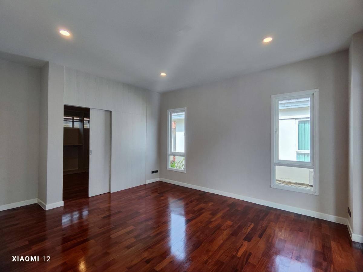 ขายบ้านลาดกระบัง สุวรรณภูมิ : 28/01/2026, บ้านเดี่ยวสุดหรู หมู่บ้านเพอร์เฟคเพลสสุขุมวิท 77-สุวรรณภูมิ หน้าบ้านหันทิศเหนือ วิวสวนและทะเลสาบ ไม่ชนใคร บิ้วอินทั้งหลัง เพิ่งปรับปรุงใหม่ทั้งหมด เข้าอยู่ได้เลย