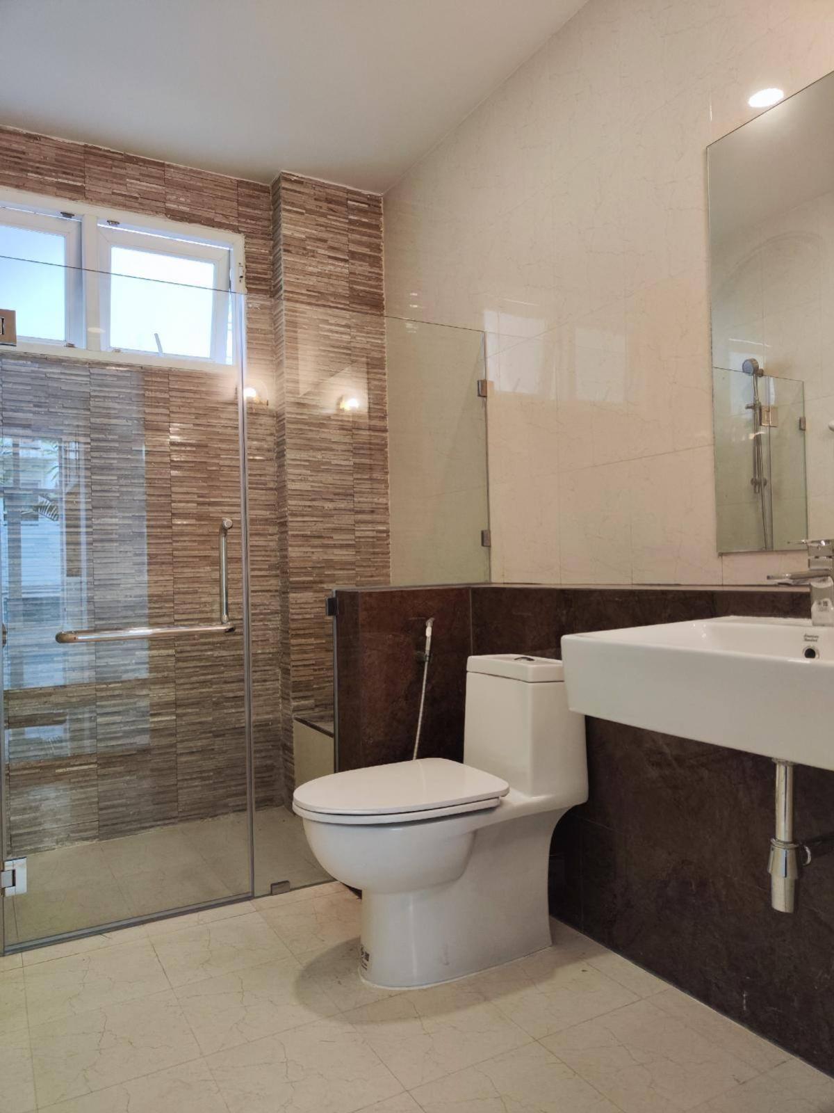 ขายบ้านลาดกระบัง สุวรรณภูมิ : 28/01/2026, บ้านเดี่ยวสุดหรู หมู่บ้านเพอร์เฟคเพลสสุขุมวิท 77-สุวรรณภูมิ หน้าบ้านหันทิศเหนือ วิวสวนและทะเลสาบ ไม่ชนใคร บิ้วอินทั้งหลัง เพิ่งปรับปรุงใหม่ทั้งหมด เข้าอยู่ได้เลย