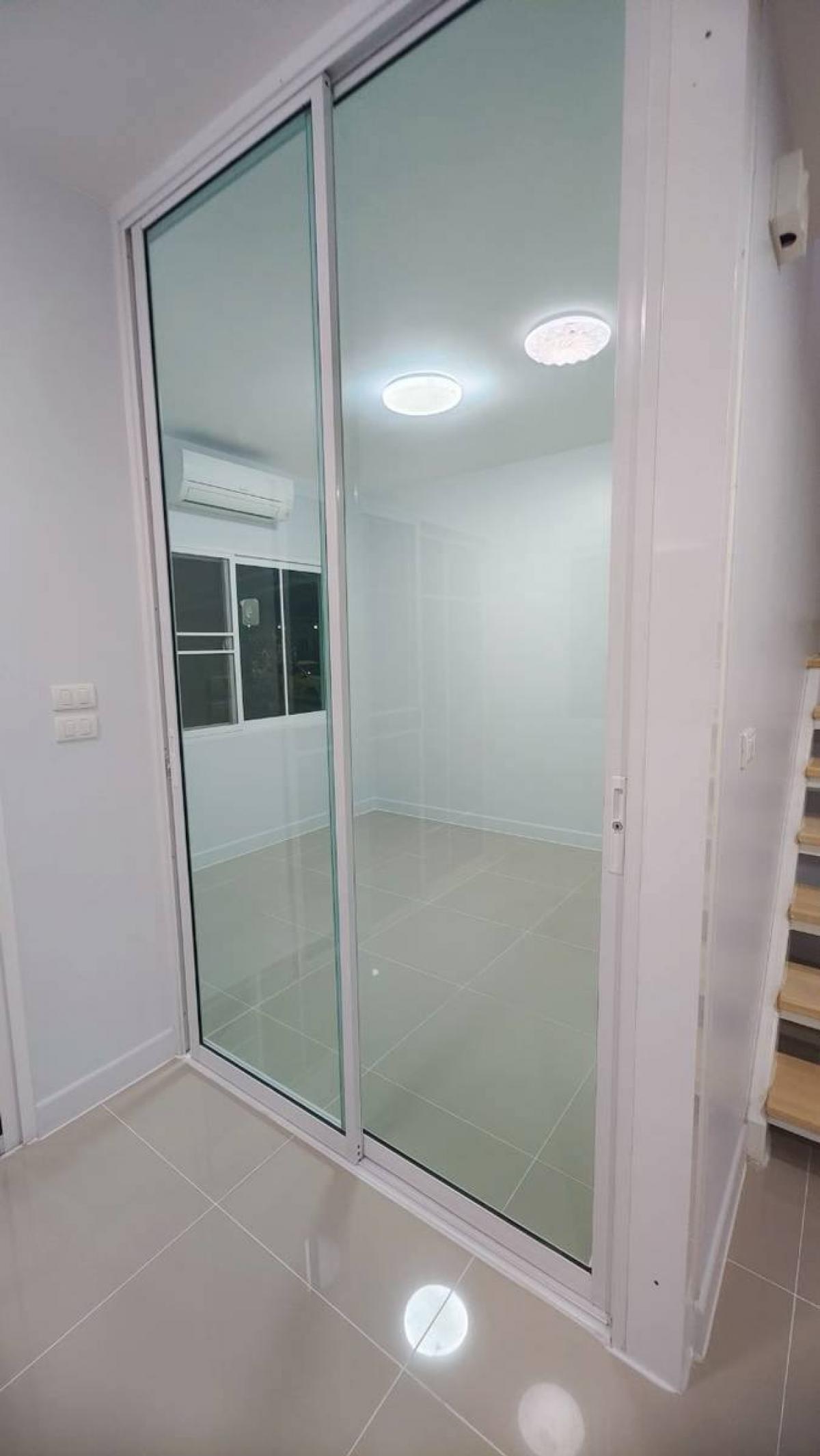 ให้เช่าทาวน์โฮมสมุทรปราการ สำโรง : 28/02/2026, บ้านสวย 3 ห้องนอน The Village Exclusive บางนา กม.10 Charming 3-Bedroom Home at The Village Exclusive Bangna Km.10 – Rent 25,000 THB/month