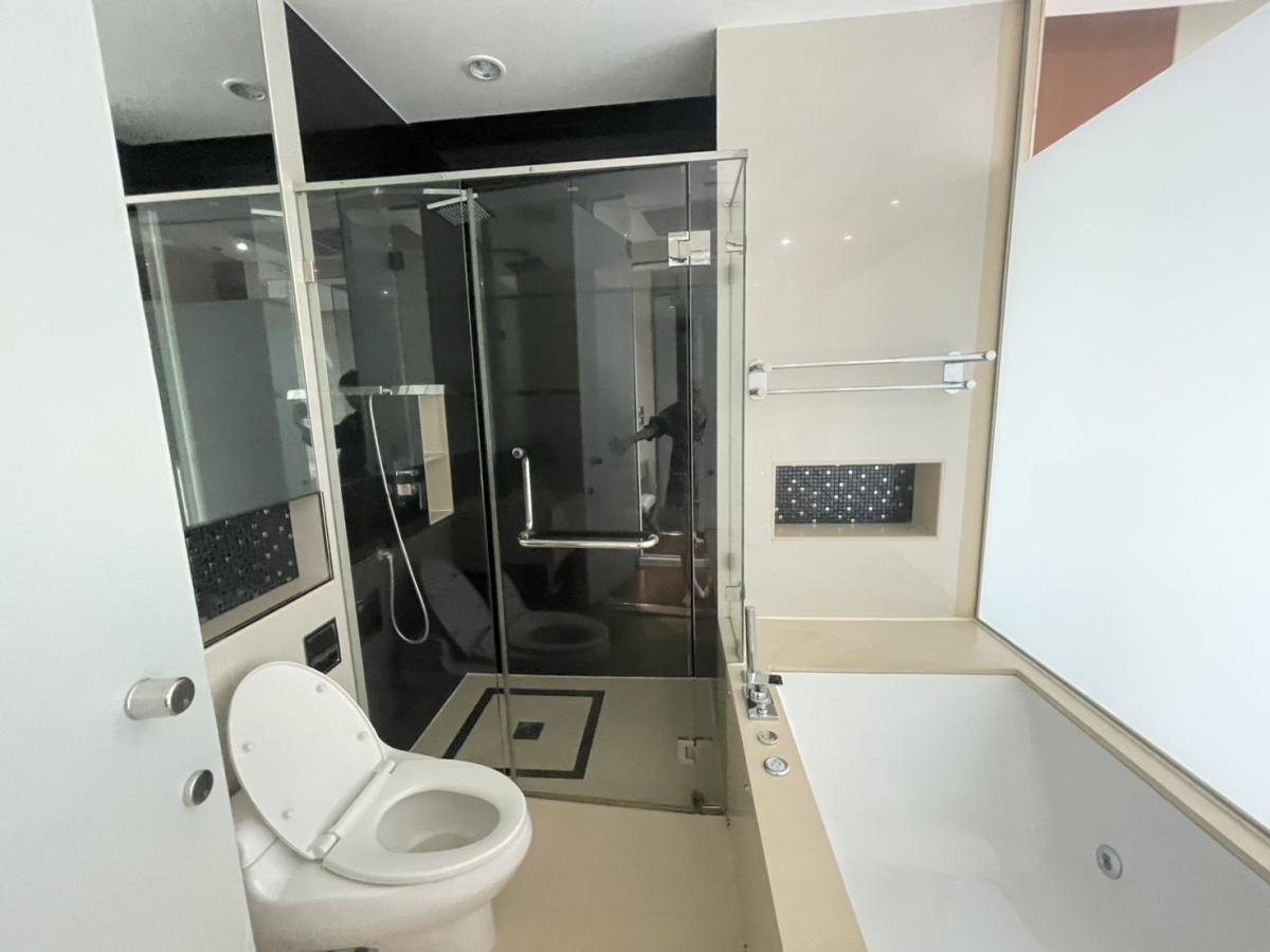 For SaleCondoSukhumvit, Asoke, Thonglor : 03/04/2026, Luxury condo The Address Sukhumvit 28 near BTS Phrom Phong
2 bedrooms 2 bathrooms for only 12.2 million Elegant and in the city center! 0642748883