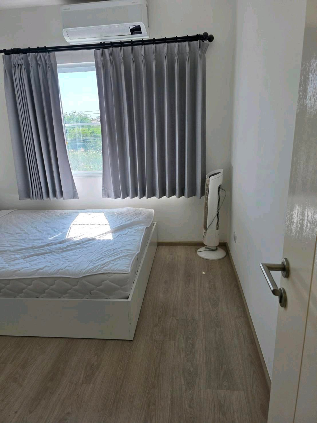 ให้เช่าทาวน์โฮมบางนา แบริ่ง ลาซาล : ทำเลทอง! หลังเมกาบางนา เดินเพียง 2 นาที บ้านว่างพร้อมเข้าอยู่ สามารถนัดดูได้ทุกวัน
อยู่โซนแรก ไม่รอดใต้ทางด่วน 💰 ราคาเช่า : 40,000 บาท/เดือนราคาต่อรองได้