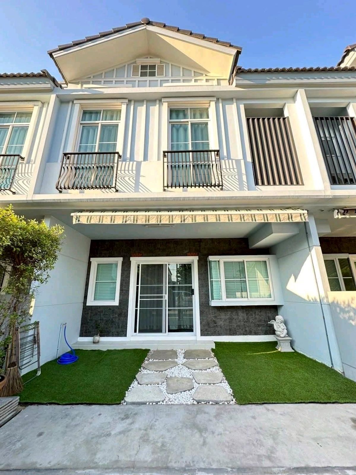 For RentTownhomeBangna, Bearing, Lasalle : ทำเลทอง! หลังเมกาบางนา เดินเพียง 2 นาที
อยู่โซนแรก ไม่รอดใต้ทางด่วน 💰 ราคาเช่า : 42,000 บาท/เดือน