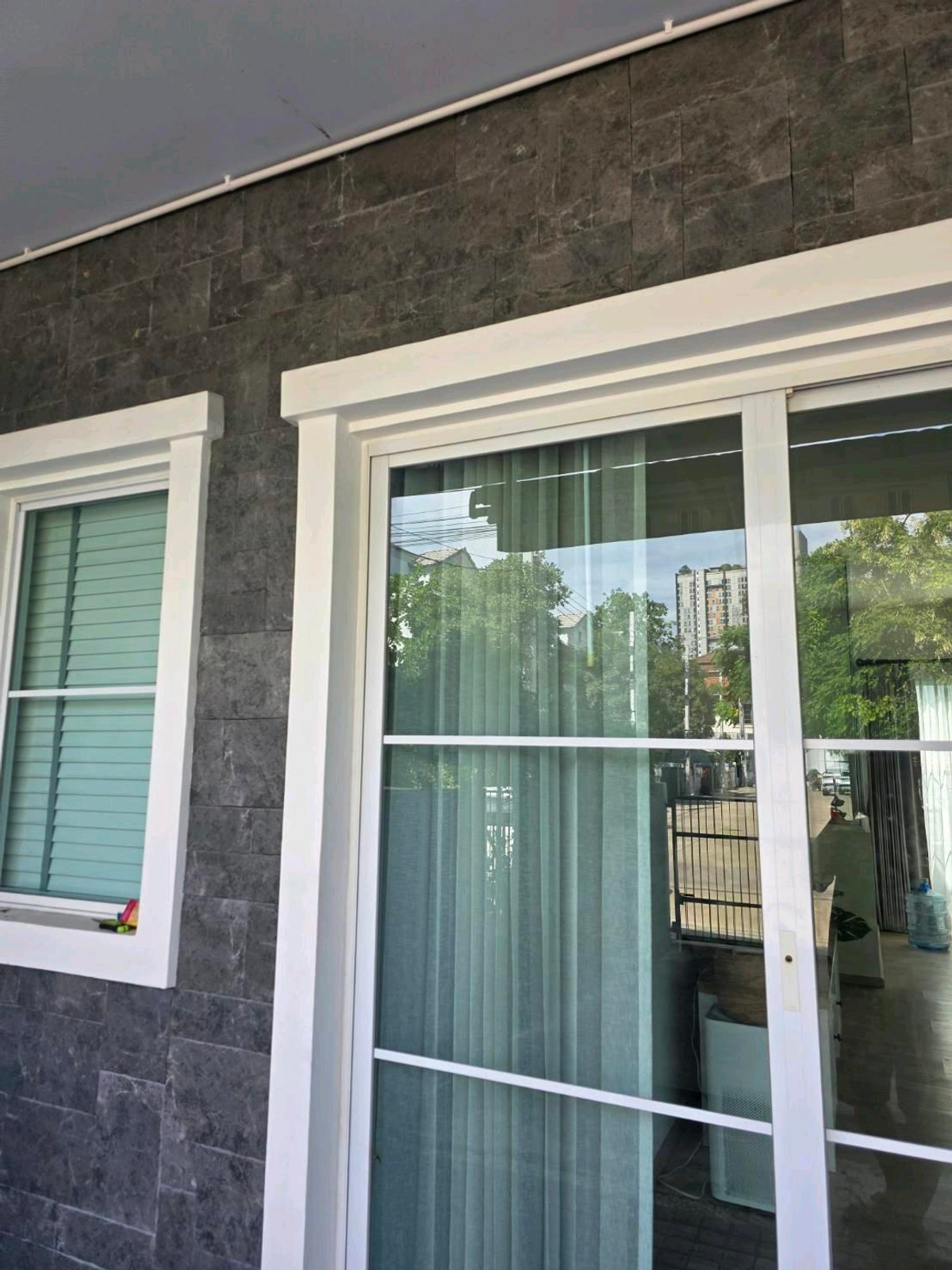 ให้เช่าทาวน์โฮมบางนา แบริ่ง ลาซาล : ทำเลทอง! หลังเมกาบางนา เดินเพียง 2 นาที บ้านว่างพร้อมเข้าอยู่ สามารถนัดดูได้ทุกวัน
อยู่โซนแรก ไม่รอดใต้ทางด่วน 💰 ราคาเช่า : 40,000 บาท/เดือนราคาต่อรองได้