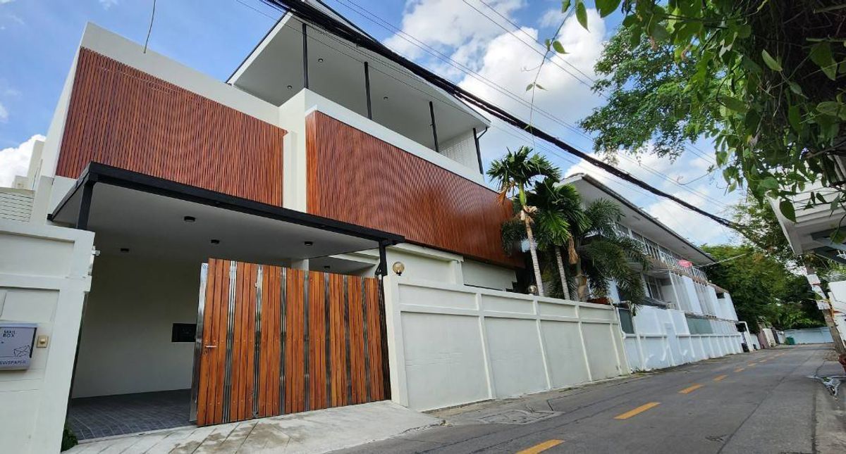 For RentHouseSukhumvit, Asoke, Thonglor : House for rent !! - Sukhumvit 71 (Pridi Banomyong Soi 26) /3B4B/366SQM./