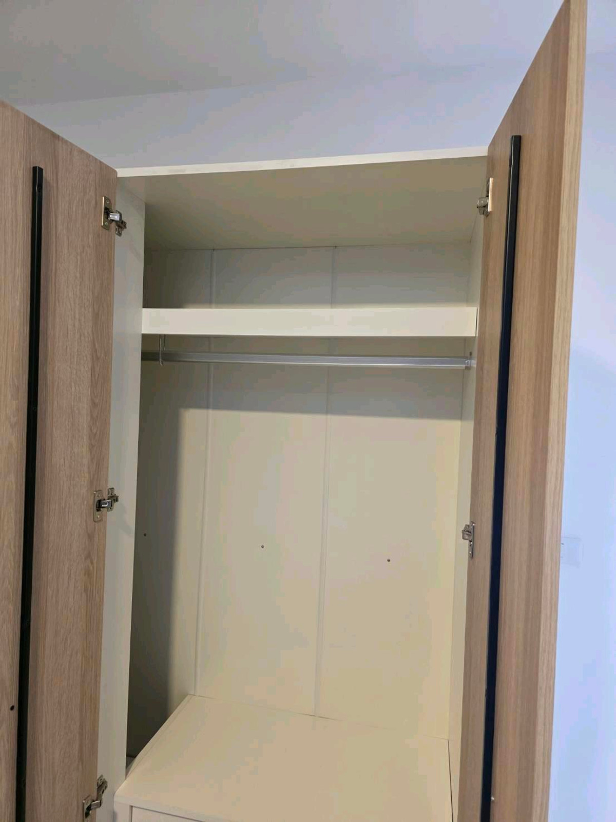 ให้เช่าทาวน์โฮมบางนา แบริ่ง ลาซาล : ทำเลทอง! หลังเมกาบางนา เดินเพียง 2 นาที บ้านว่างพร้อมเข้าอยู่ สามารถนัดดูได้ทุกวัน
อยู่โซนแรก ไม่รอดใต้ทางด่วน 💰 ราคาเช่า : 40,000 บาท/เดือนราคาต่อรองได้