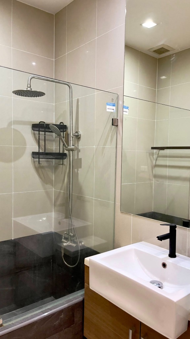 For RentCondoSukhumvit, Asoke, Thonglor : 🔥Urgent for rent🔥Noble Reveal Ekkamai, fully furnished, ready to move in, near BTS Ekkamai.