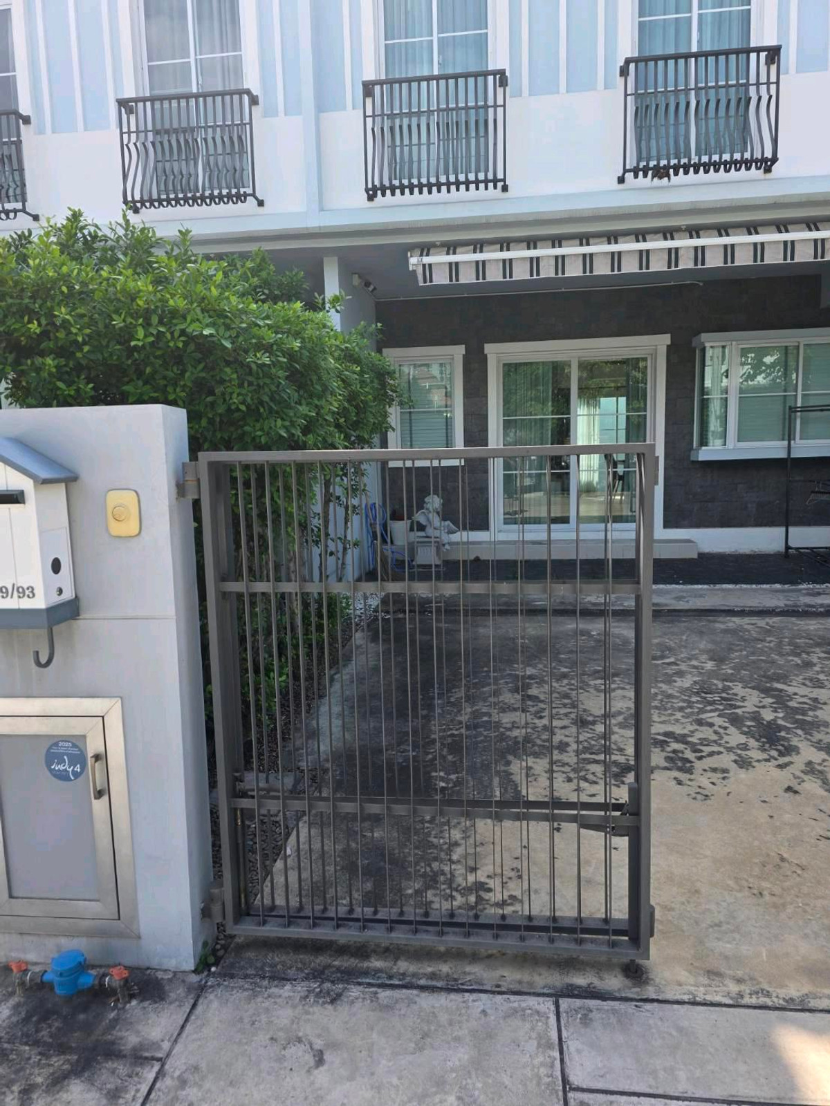 ให้เช่าทาวน์โฮมบางนา แบริ่ง ลาซาล : ทำเลทอง! หลังเมกาบางนา เดินเพียง 2 นาที บ้านว่างพร้อมเข้าอยู่ สามารถนัดดูได้ทุกวัน
อยู่โซนแรก ไม่รอดใต้ทางด่วน 💰 ราคาเช่า : 40,000 บาท/เดือนราคาต่อรองได้