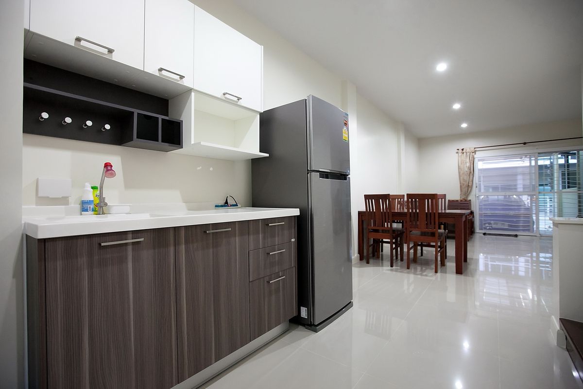 For RentTownhomeBangna, Bearing, Lasalle : Rent a house near the Ramkhamhaeng Road, 3 -story townhouse, 3 bedrooms, 3 air -conditioned rooms, 2 devices, living space 164 sqm. Complete electrical appliances Carrying a bag