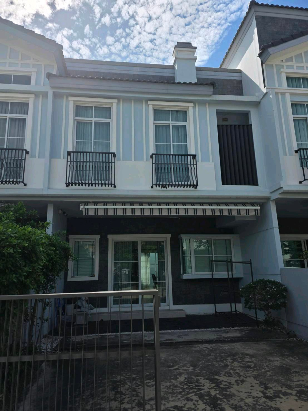 For RentTownhomeBangna, Bearing, Lasalle : Golden location! Behind Mega Bangna, walk only 2 minutes.
Located in the first zone, can't escape under the expressway 💰 Rental price: 40,000 baht/month