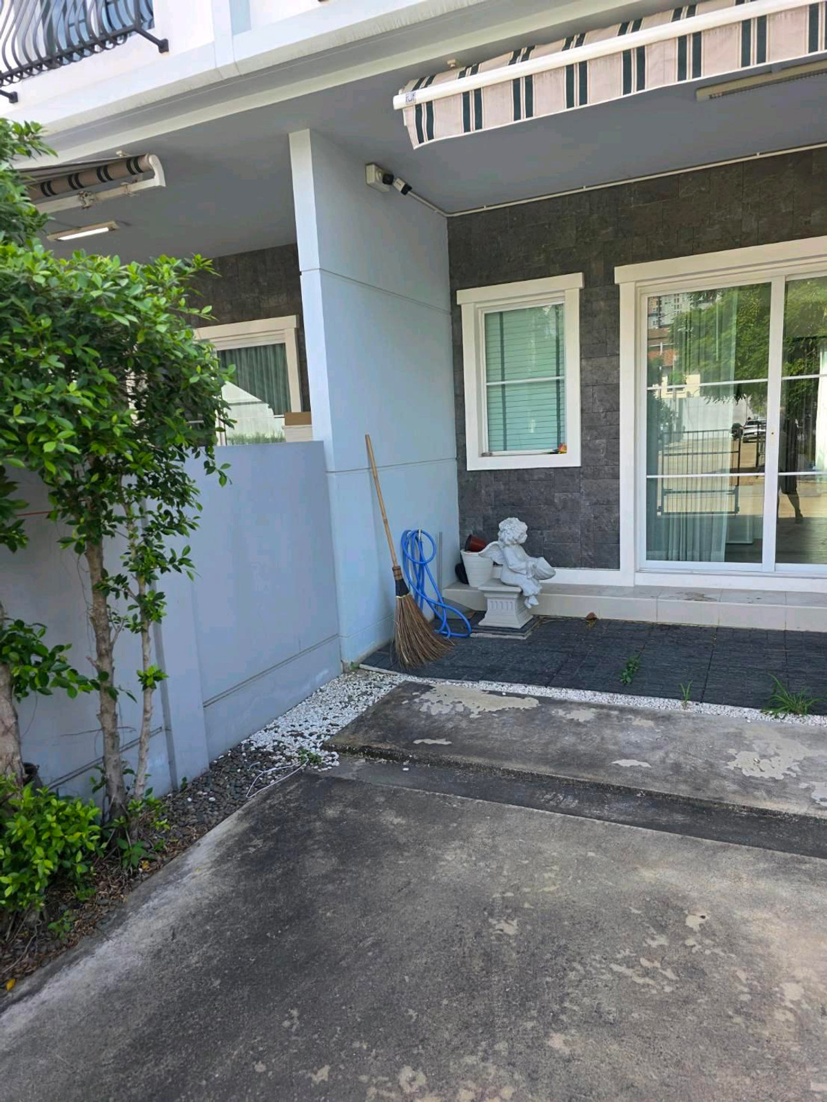 ให้เช่าทาวน์โฮมบางนา แบริ่ง ลาซาล : ทำเลทอง! หลังเมกาบางนา เดินเพียง 2 นาที บ้านว่างพร้อมเข้าอยู่ สามารถนัดดูได้ทุกวัน
อยู่โซนแรก ไม่รอดใต้ทางด่วน 💰 ราคาเช่า : 40,000 บาท/เดือนราคาต่อรองได้