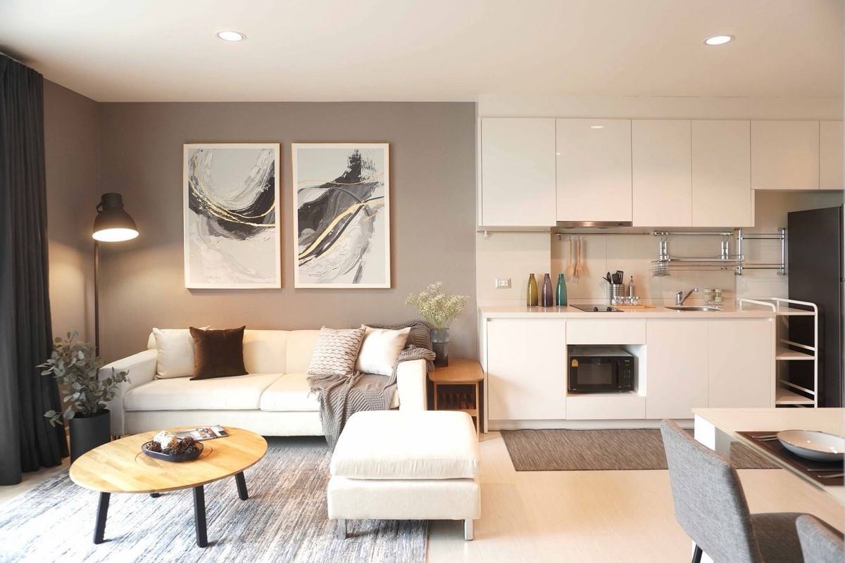 For RentCondoSukhumvit, Asoke, Thonglor : A 2 beds 2 baths with a tub. located within walking distance to mall and BTS Ekkamai. well decoration and ready to move in✨