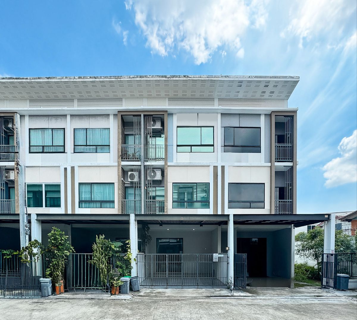 ขายทาวน์โฮมนวมินทร์ รามอินทรา : 🏡ทาวน์โฮม 3 ชั้น  