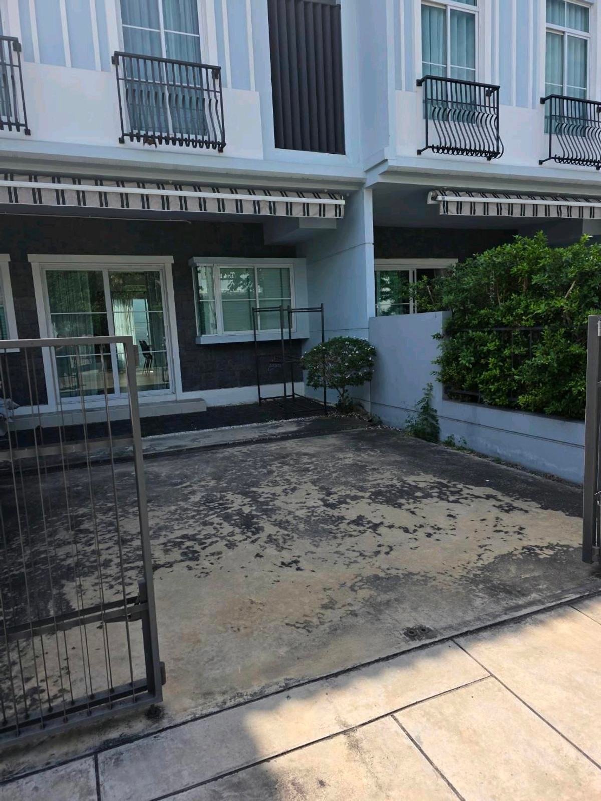 ให้เช่าทาวน์โฮมบางนา แบริ่ง ลาซาล : ทำเลทอง! หลังเมกาบางนา เดินเพียง 2 นาที บ้านว่างพร้อมเข้าอยู่ สามารถนัดดูได้ทุกวัน
อยู่โซนแรก ไม่รอดใต้ทางด่วน 💰 ราคาเช่า : 40,000 บาท/เดือนราคาต่อรองได้