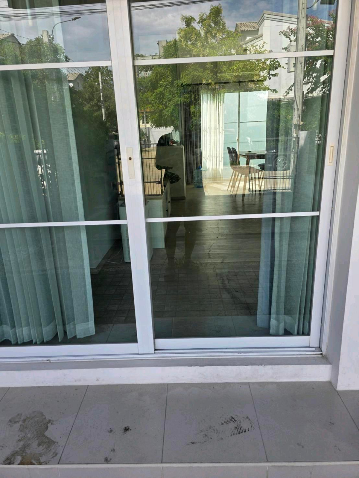 ให้เช่าทาวน์โฮมบางนา แบริ่ง ลาซาล : ทำเลทอง! หลังเมกาบางนา เดินเพียง 2 นาที บ้านว่างพร้อมเข้าอยู่ สามารถนัดดูได้ทุกวัน
อยู่โซนแรก ไม่รอดใต้ทางด่วน 💰 ราคาเช่า : 40,000 บาท/เดือนราคาต่อรองได้