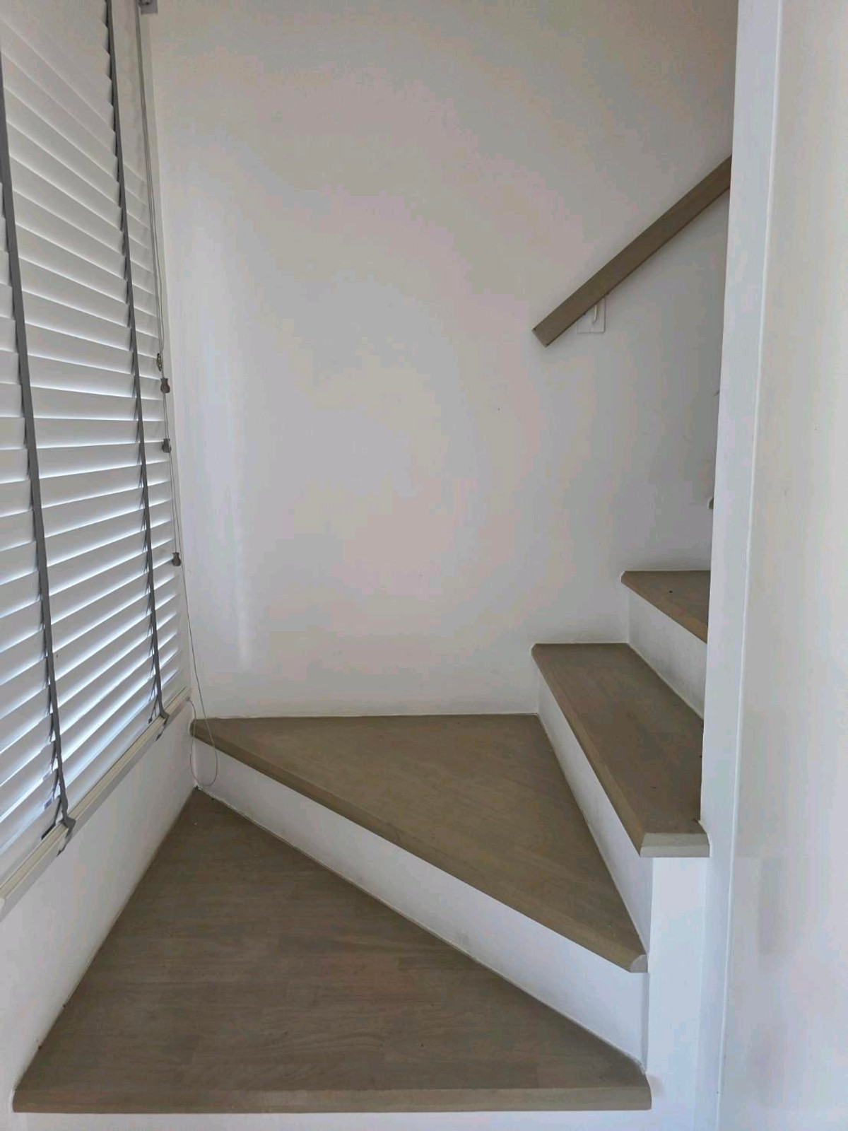 ให้เช่าทาวน์โฮมบางนา แบริ่ง ลาซาล : ทำเลทอง! หลังเมกาบางนา เดินเพียง 2 นาที บ้านว่างพร้อมเข้าอยู่ สามารถนัดดูได้ทุกวัน
อยู่โซนแรก ไม่รอดใต้ทางด่วน 💰 ราคาเช่า : 40,000 บาท/เดือนราคาต่อรองได้