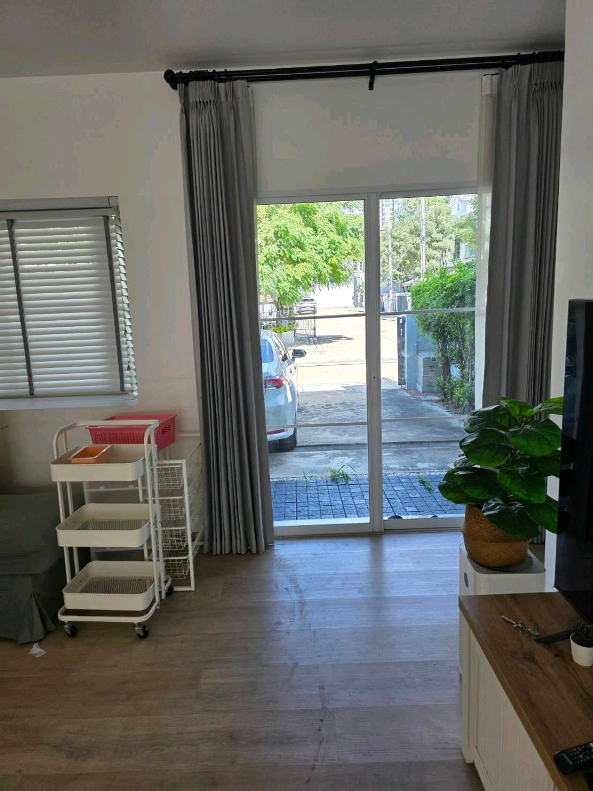 ให้เช่าทาวน์โฮมบางนา แบริ่ง ลาซาล : ทำเลทอง! หลังเมกาบางนา เดินเพียง 2 นาที บ้านว่างพร้อมเข้าอยู่ สามารถนัดดูได้ทุกวัน
อยู่โซนแรก ไม่รอดใต้ทางด่วน 💰 ราคาเช่า : 40,000 บาท/เดือนราคาต่อรองได้