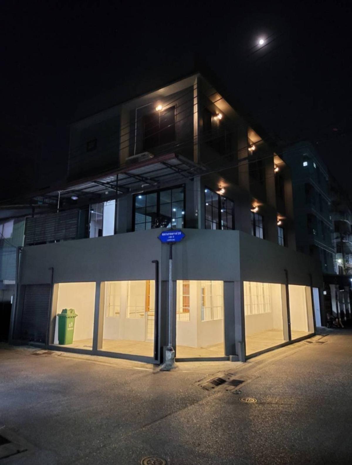 For SaleShop HouseRatchadapisek, Huaikwang, Suttisan : For Sale  3-storey commercial building, Soi Prachasongkhro 29, near University of the Thai Chamber of Commerce , corner unit , Ratchadaphisek , Din Daeng , Bangkok , CX-133448