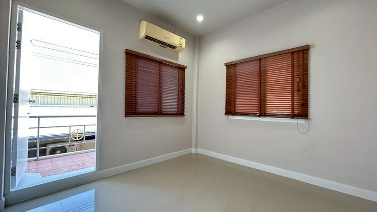 ให้เช่าบ้านปทุมธานี รังสิต ธรรมศาสตร์ : ให้เช่า บ้านเดี่ยว 2 ชั้น  รีโนเวทใหม่ทั้งหลัง ใกล้ตลาด สนามบิน ห้างฟิวเจอร์