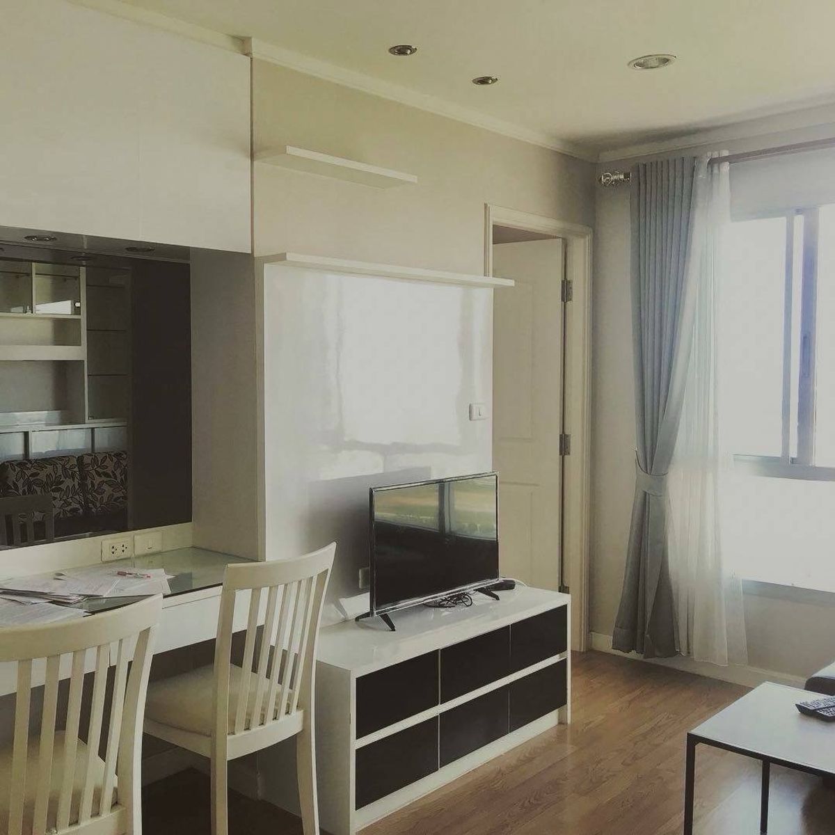 ขายคอนโดแจ้งวัฒนะ เมืองทอง : คอนโดติดถนนใหญ่ห้าแยกปากเกร็ดใกล้แหล่งรวมศูนย์อาหารแหล่งช้อปปิ้ง ใกล้รถไฟฟ้าเดินทางสะดวก 2 ห้องนอน 2 ห้องน้ำ