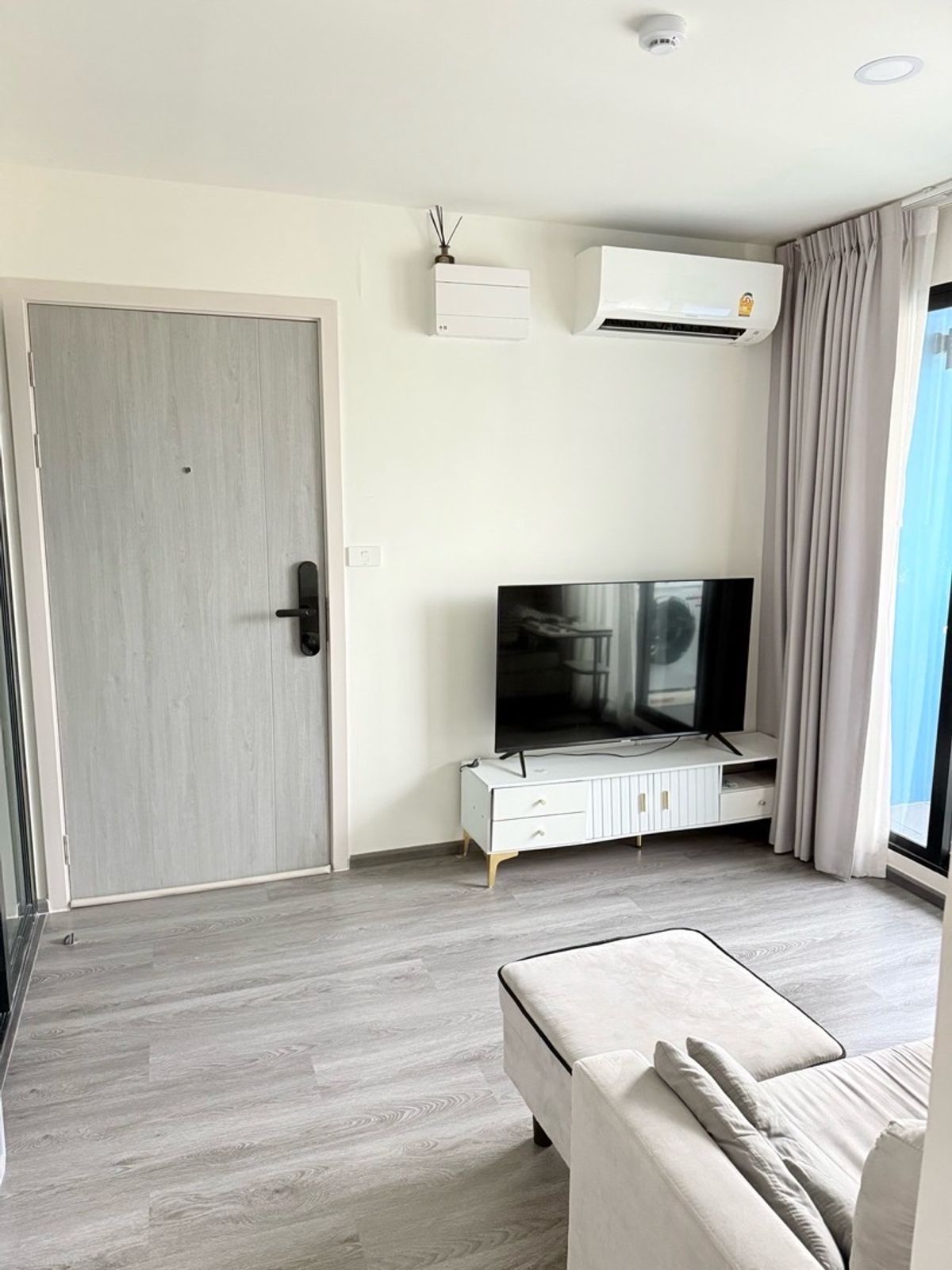 For RentCondoOnnut, Udomsuk : Rent The Origin onnut, large room 35 sq.m. Floor 8, 1 bedroom, 1 bathroom, 1 multi -purpose room.  Proportion Furniture and electrical appliances, priced at 12,000 baht