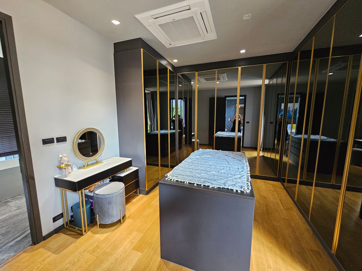 For SaleHouseBangna, Bearing, Lasalle : Ultra Luxury House for Sale - 1 of 6 Units in Thailand Near Mega Bangna, 3 -story house for sale north, Ultra Luxury, the only one near Mega Bangna.