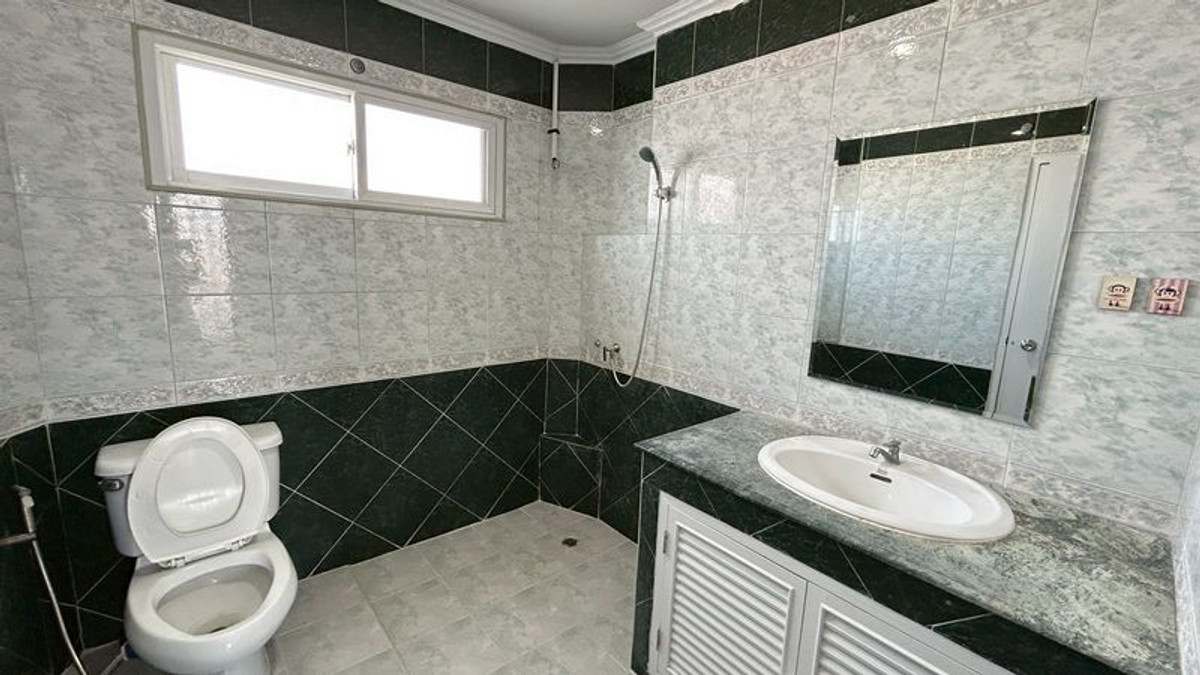 ให้เช่าบ้านปทุมธานี รังสิต ธรรมศาสตร์ : ให้เช่า บ้านเดี่ยว 2 ชั้น  รีโนเวทใหม่ทั้งหลัง ใกล้ตลาด สนามบิน ห้างฟิวเจอร์