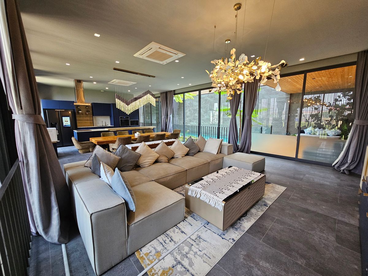 For SaleHouseBangna, Bearing, Lasalle : Ultra Luxury House for Sale - 1 of 6 Units in Thailand Near Mega Bangna, 3 -story house for sale north, Ultra Luxury, the only one near Mega Bangna.