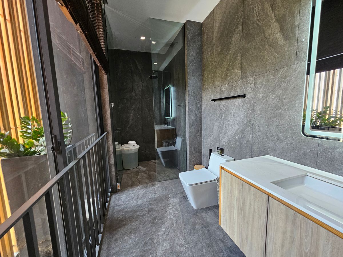 For SaleHouseBangna, Bearing, Lasalle : Ultra Luxury House for Sale - 1 of 6 Units in Thailand Near Mega Bangna, 3 -story house for sale north, Ultra Luxury, the only one near Mega Bangna.