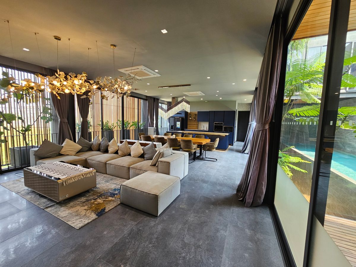 For SaleHouseBangna, Bearing, Lasalle : Ultra Luxury House for Sale - 1 of 6 Units in Thailand Near Mega Bangna, 3 -story house for sale north, Ultra Luxury, the only one near Mega Bangna.