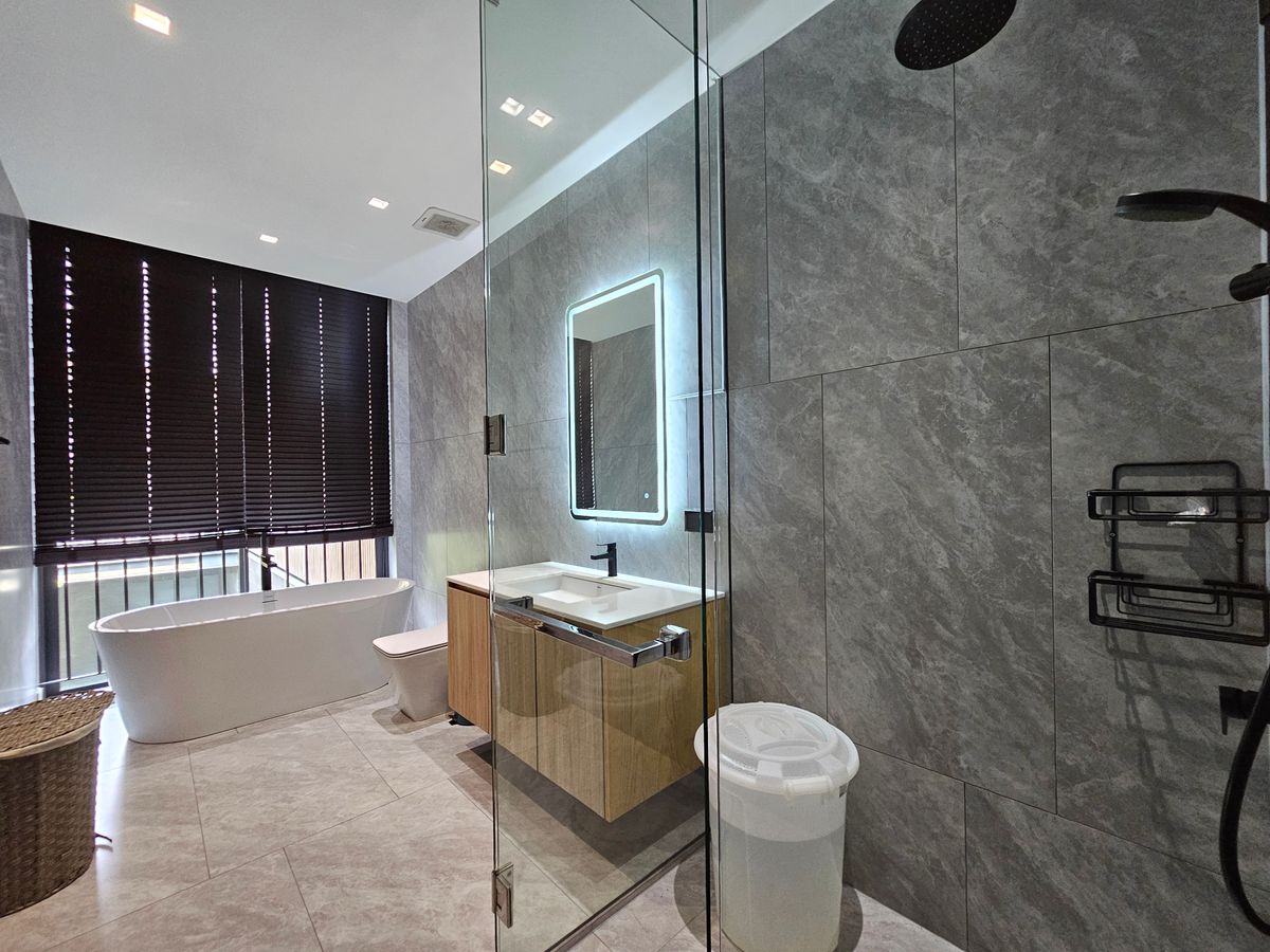 For SaleHouseBangna, Bearing, Lasalle : Ultra Luxury House for Sale - 1 of 6 Units in Thailand Near Mega Bangna, 3 -story house for sale north, Ultra Luxury, the only one near Mega Bangna.