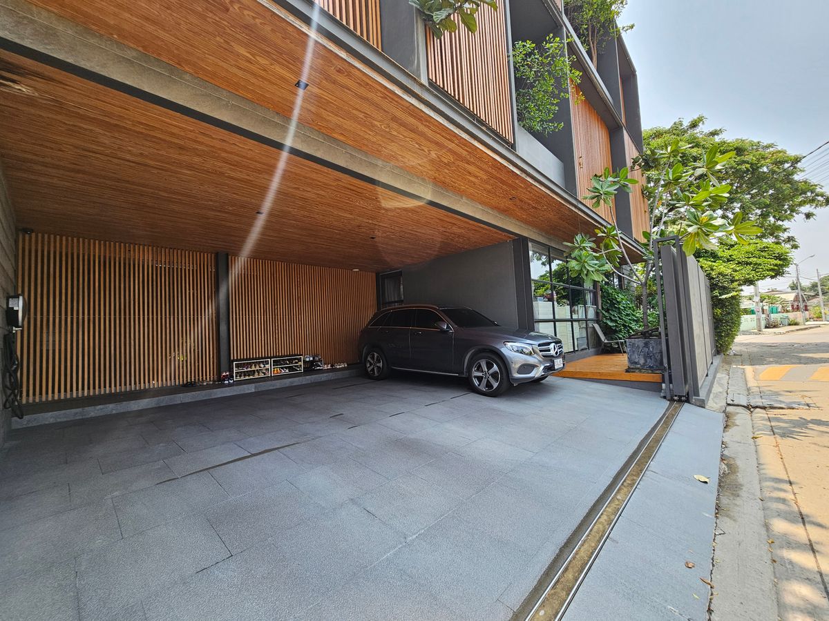 For SaleHouseBangna, Bearing, Lasalle : Ultra Luxury House for Sale - 1 of 6 Units in Thailand Near Mega Bangna, 3 -story house for sale north, Ultra Luxury, the only one near Mega Bangna.
