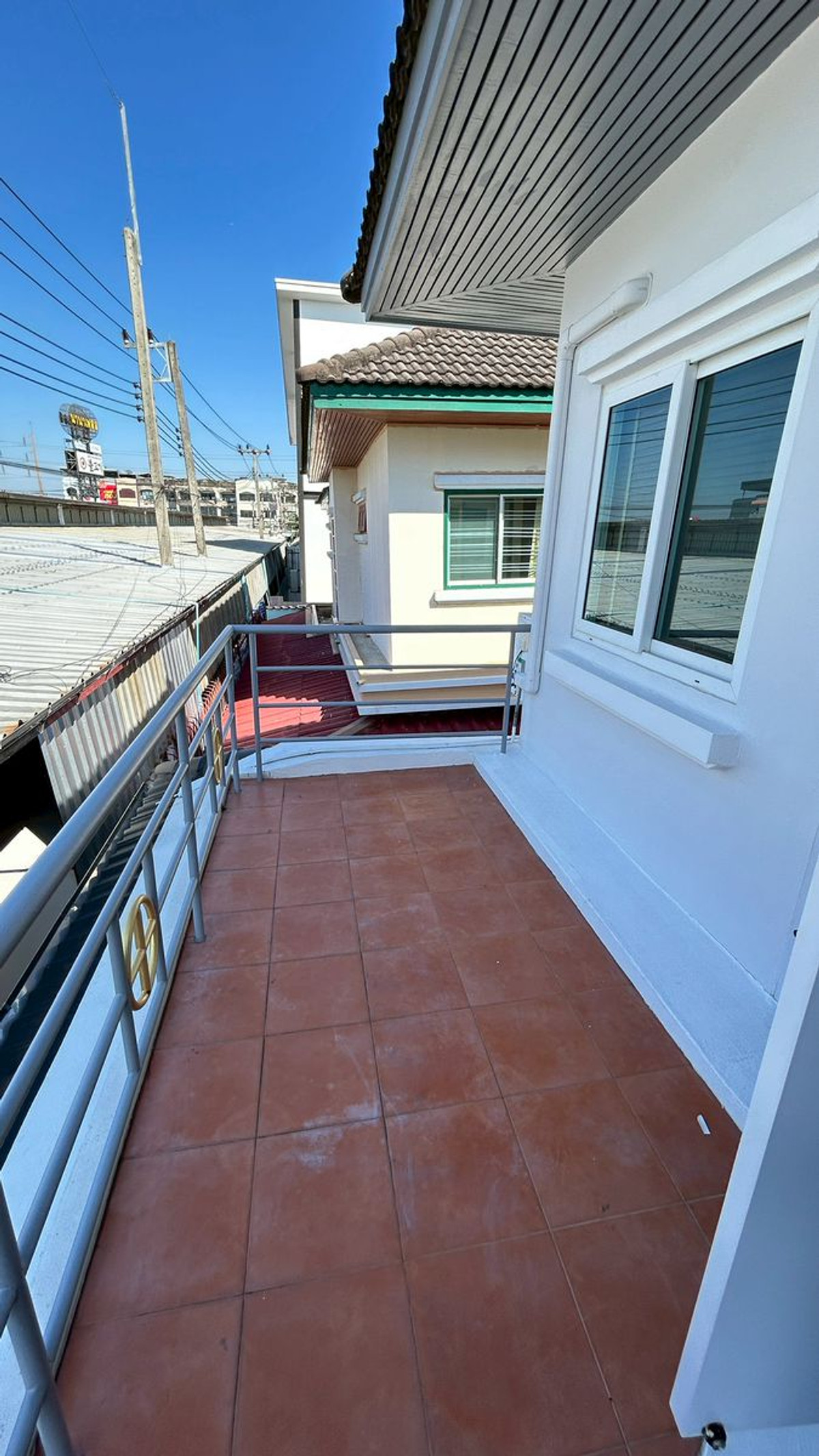 ให้เช่าบ้านปทุมธานี รังสิต ธรรมศาสตร์ : ให้เช่า บ้านเดี่ยว 2 ชั้น  รีโนเวทใหม่ทั้งหลัง ใกล้ตลาด สนามบิน ห้างฟิวเจอร์