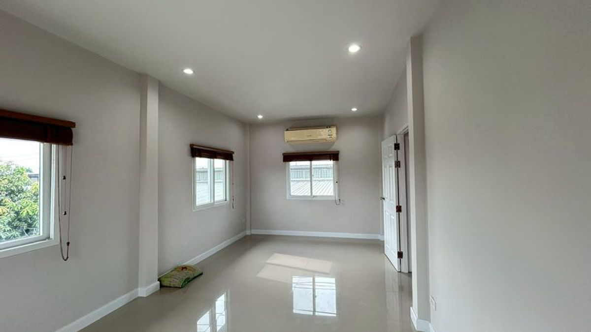 ให้เช่าบ้านปทุมธานี รังสิต ธรรมศาสตร์ : ให้เช่า บ้านเดี่ยว 2 ชั้น  รีโนเวทใหม่ทั้งหลัง ใกล้ตลาด สนามบิน ห้างฟิวเจอร์