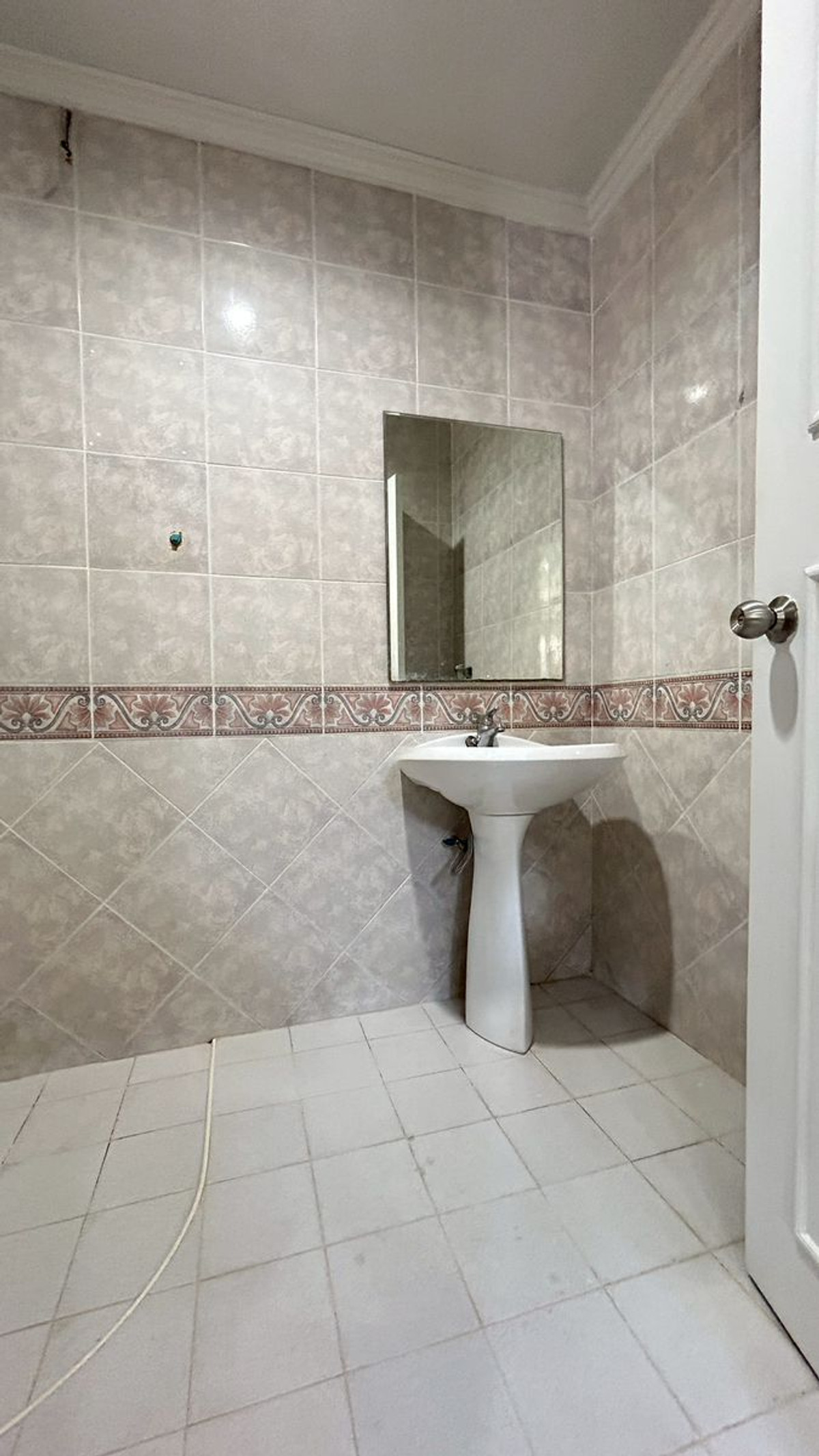 ให้เช่าบ้านปทุมธานี รังสิต ธรรมศาสตร์ : ให้เช่า บ้านเดี่ยว 2 ชั้น  รีโนเวทใหม่ทั้งหลัง ใกล้ตลาด สนามบิน ห้างฟิวเจอร์