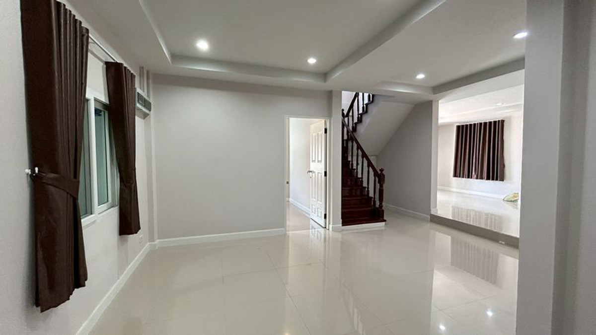 ให้เช่าบ้านปทุมธานี รังสิต ธรรมศาสตร์ : ให้เช่า บ้านเดี่ยว 2 ชั้น  รีโนเวทใหม่ทั้งหลัง ใกล้ตลาด สนามบิน ห้างฟิวเจอร์